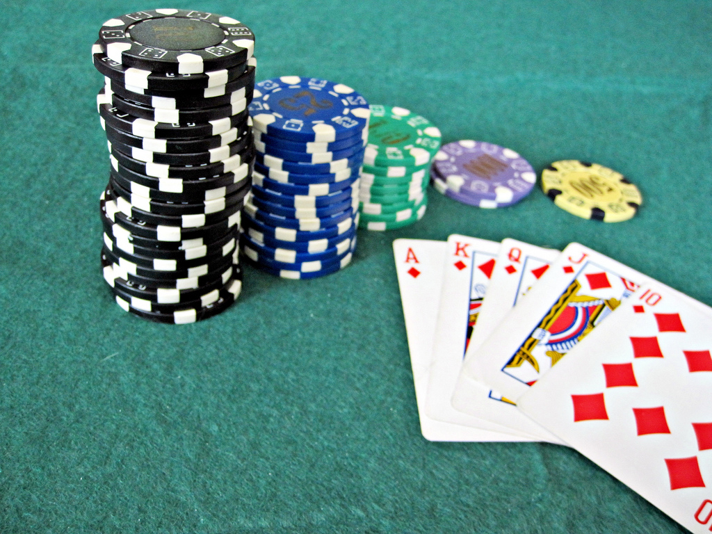 How much tip you should give to a poker online Indonesia dealer after winning?