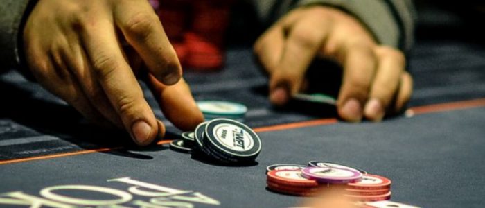 What are the benefits of playing poker on the internet?