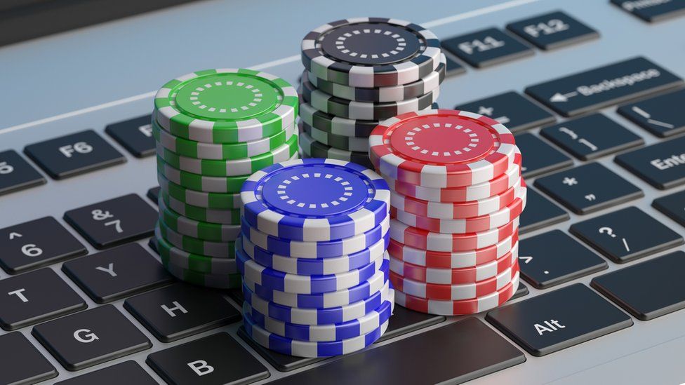 How do tournaments work in online gambling?